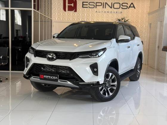 TOYOTA HILUX SW4 2.8 D-4D TURBO DIESEL SRX PLATINUM 7L 4X4 AUTOMÁTICO